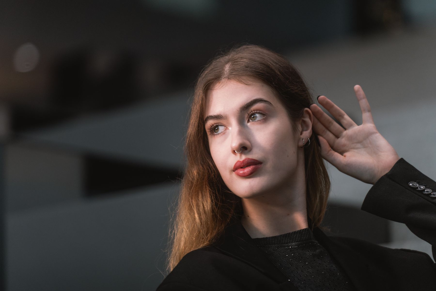 Erwachsene Frau in einem modernen Wiener Fashion-Portrait